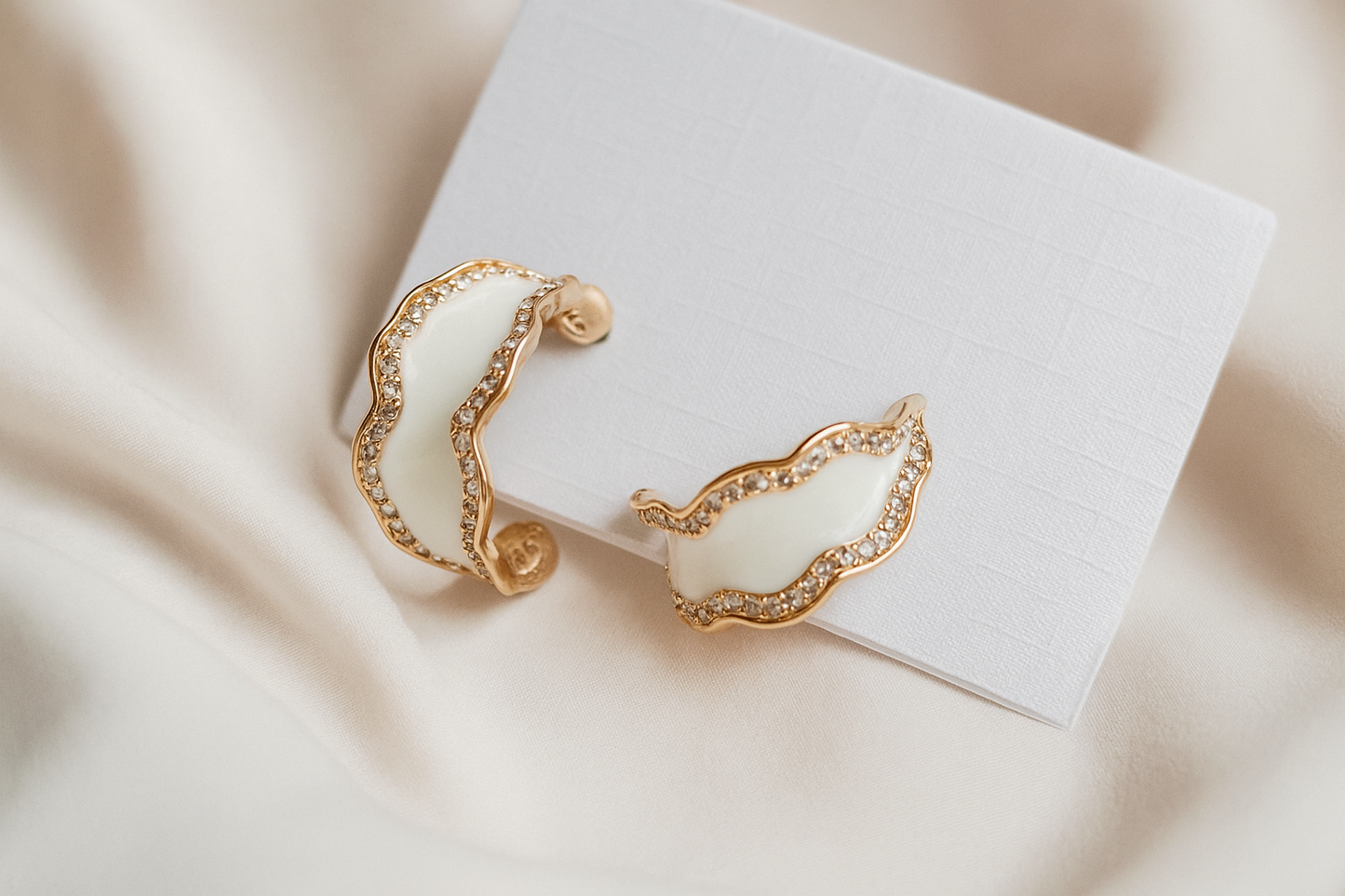 Elegant Wave-Curve Pearl